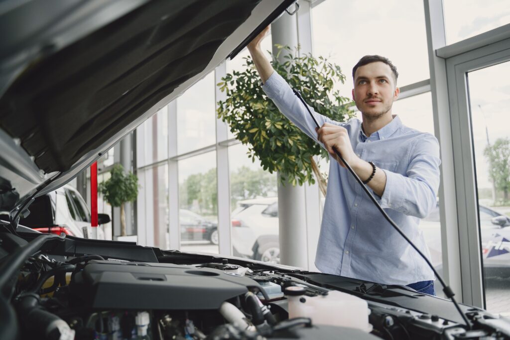 Hombre revisando motor de coche