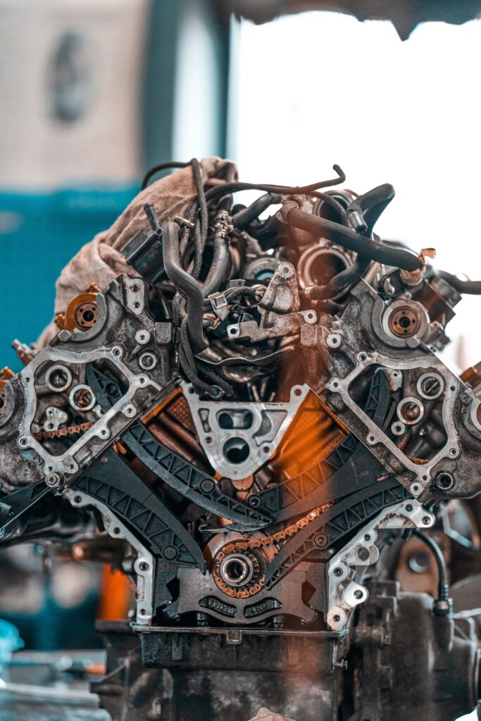 Motor de coche en taller - stock de motores