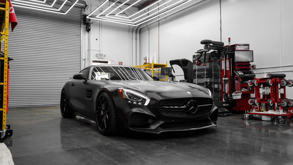 Mercedes-Benz en garaje tras confirmar precio del motor