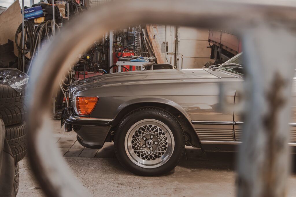 Mercedes-Benz en el taller para revision de averias del motor