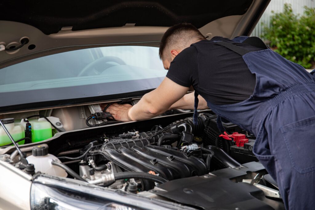 Mecanico revisando codigo de motor Hyundai