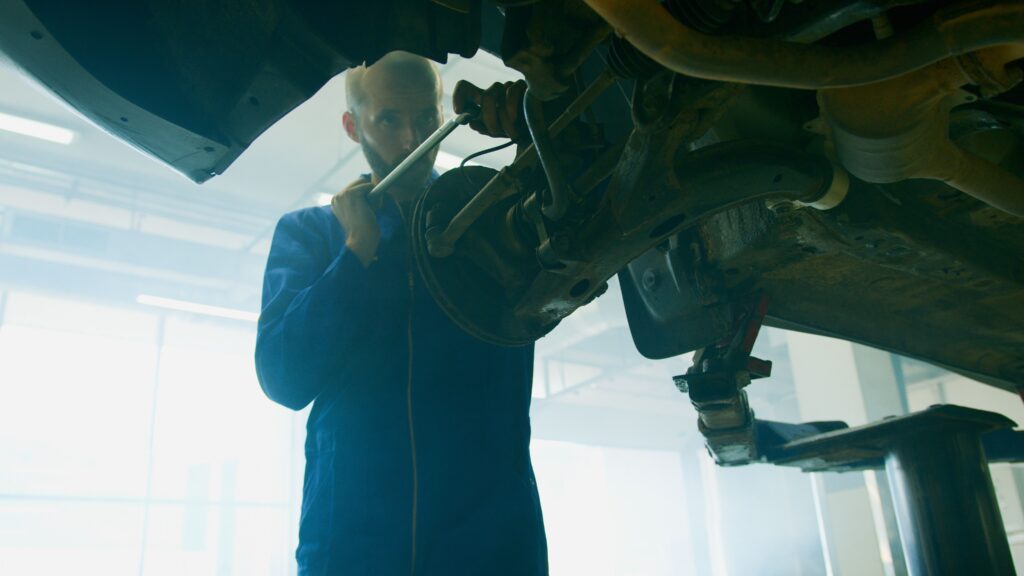 Mecanico revisando suspension